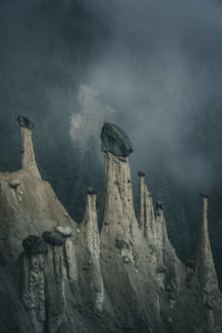 Erdpyramiden im Nebel, Südtirol, Italien Erdpyramiden im Nebel, Südtirol, Italien